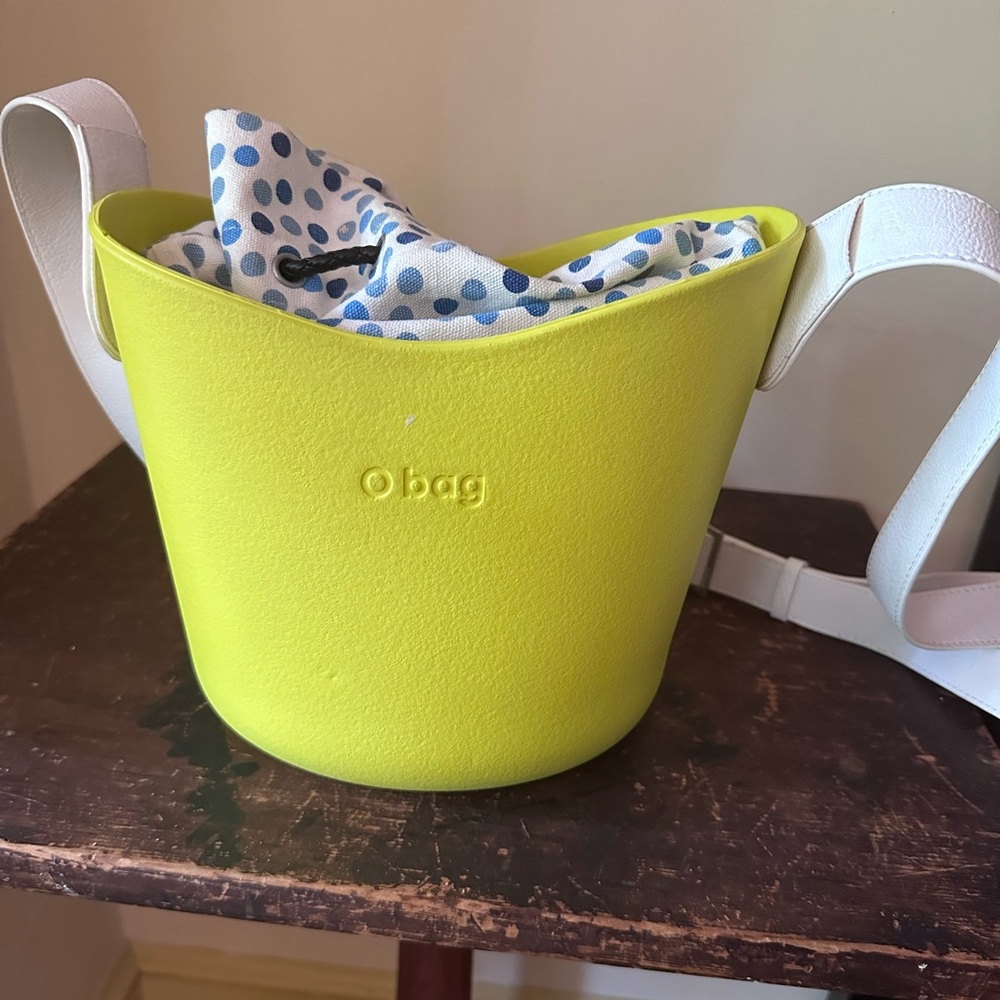 Neon green crossbody O bag